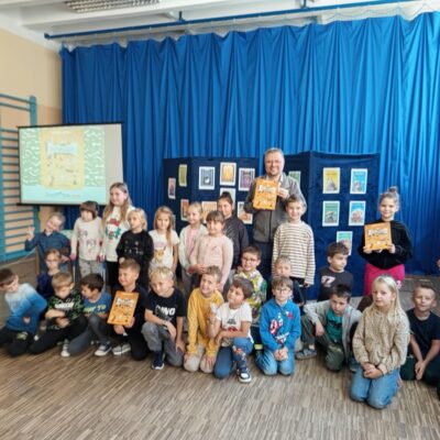 Spotkanie z pisarzem Marcinem Koziołem w szkole podstawowej